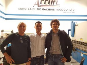 हंगेरियन ग्राहक आमच्या प्रदर्शनास भेट देतात