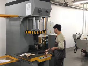 आमची फॅक्टरी मधील जपान क्लायंट टेस्टिंग हायड्रोलिक प्रेस मशीन