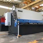 हायड्रॉलिक कearिंग मशीन 12 मिमी स्टील प्लेट कटिंग मशीन 2500 मिमी