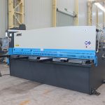 मेटल प्लेट, मेटल कearिंग मशीनसाठी हायड्रॉलिक शीट मेटल गिलोटिन कटिंग मशीन सीएनसी कर्निंग